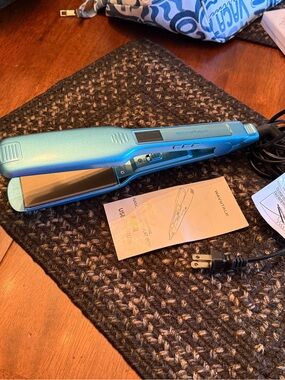Wavytalk K-139 professional nano-titanium flat iron NWOT